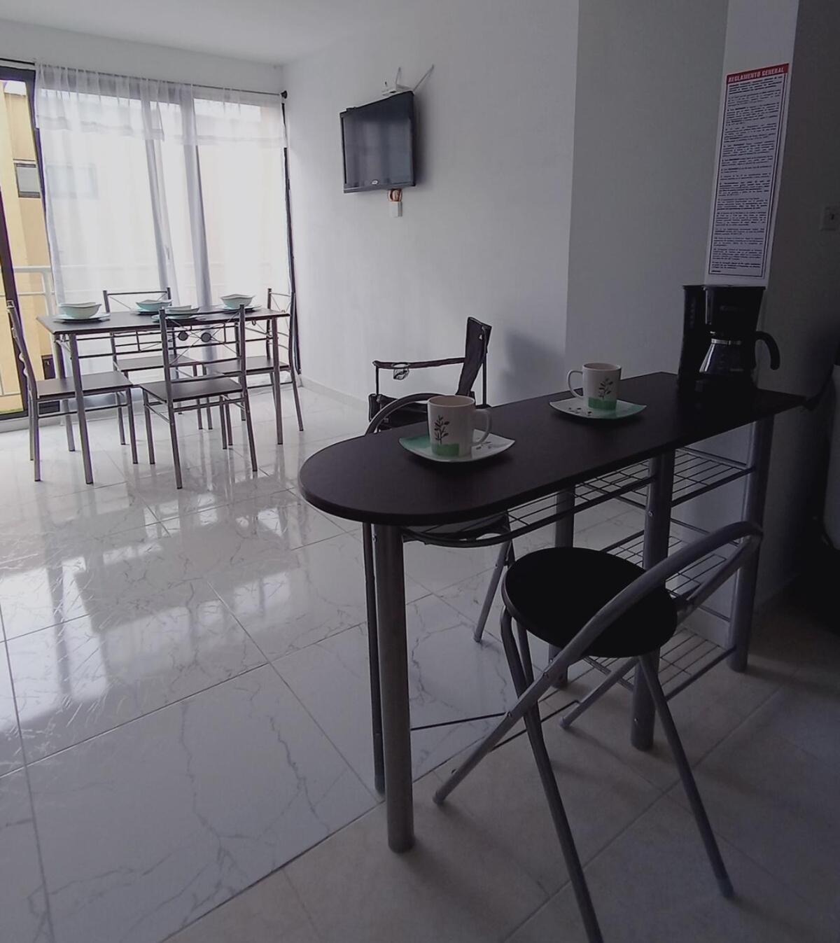 Encantador Con Vista Al Mar Y Montana Apartamento